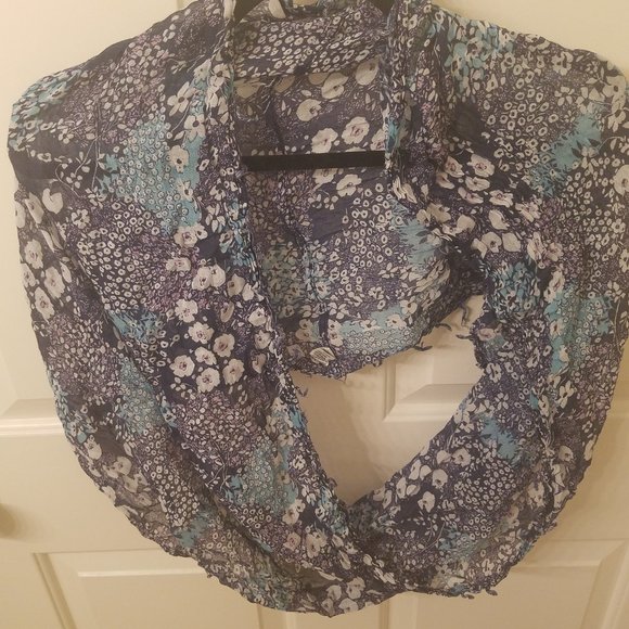 **4 for $20** American Eagle Infinity Scarf - Picture 1 of 3